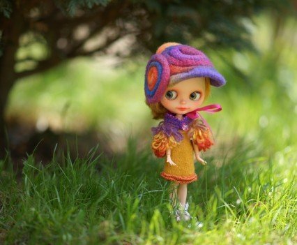 Blythe hippie paseando por el jardín