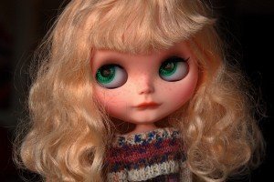 Blythe rubia con rizos
