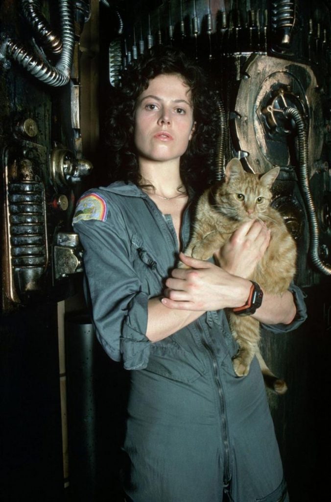 Foto de la teniente Ripley junto con el gato Jones